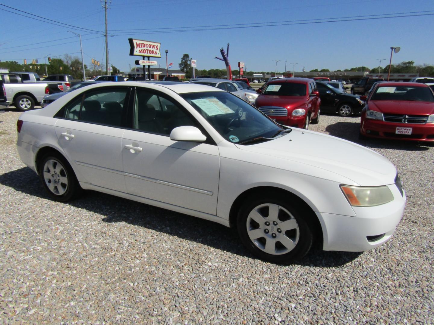 2008 White /Gray Hyundai Sonata (5NPET46F08H) , located at 15016 S Hwy 231, Midland City, AL, 36350, (334) 983-3001, 31.306210, -85.495277 - Photo#0